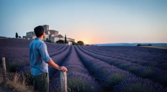 Une personne observe l'aube se lever sur un paysage rural français, symbolisant la détection d'une tendance avant qu'elle ne devienne saturée