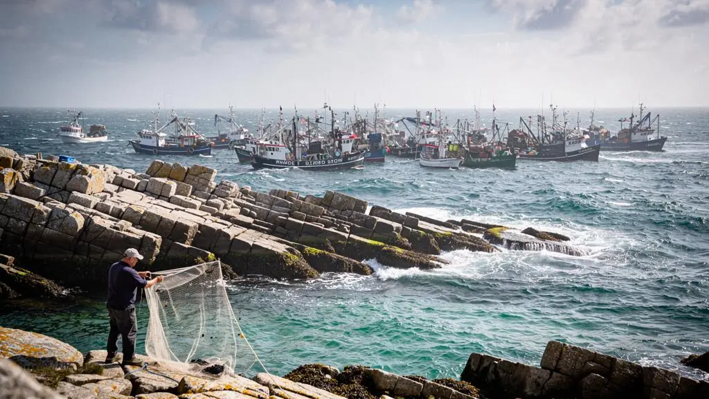 Pêcheur isolant une crique tranquille pour cibler une zone de pêche précise loin de la foule, métaphore de la recherche de mots-clés à volume suffisant sans concurrence excessive